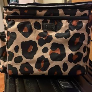 Leopard print lunch box.  Outside pocket. Also pocket for water bottle on side.